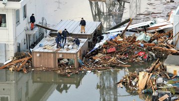 Последствия цунами и землетрясения в Сендай на северо-востоке Японии, 12 марта 2011