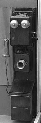 Первый телефонный аппарат, установленный в Москве Международной компанией телефонов Белла. 1890 год
