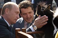 Президент РФ Владимир Путин во время посещения конно-спортивного комплекса в Казани